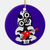 Hei Tiki speelt ukelele Keramisch Ornament (Voorkant)