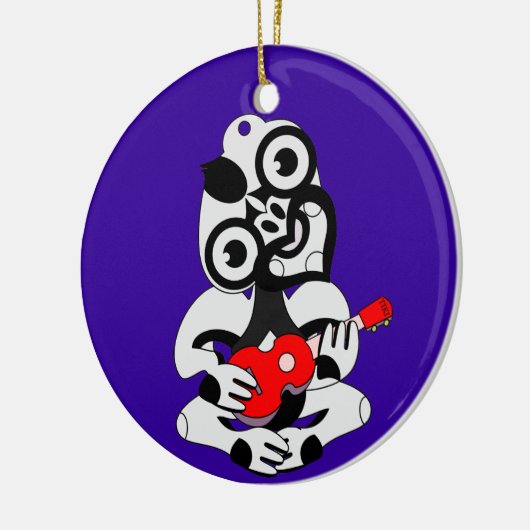 Hei Tiki speelt ukelele Keramisch Ornament (Links)