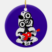 Hei Tiki speelt ukelele Keramisch Ornament (Achterkant)