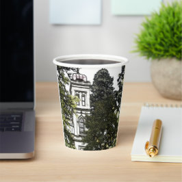 Heiligdom tussen de bomen papieren bekers