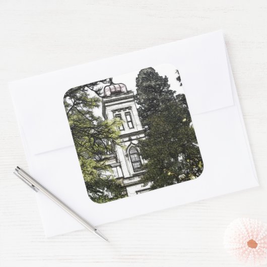 Heiligdom tussen de bomen vierkante sticker (Envelop)