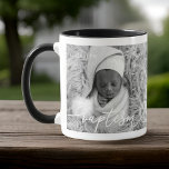 Heilige Baptisme Elegant Modern Chic Heart Baby Fo Mok<br><div class="desc">Dit eenvoudige en moderne ontwerp bestaat uit serif typografie en voegt een aangepaste foto toe,  voeg de naam van de baby toe en maand en jaar van baptisme</div>