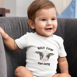 Heilige Koe Ik ben Schattig Jongen Romper<br><div class="desc">Leuke jongen's bodysuit voor pasgeboren baby met waterverf illustratie van een leuke baby koe. In de tekst staat: "Heilige koe. Ik ben schattig."</div>