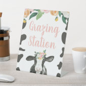 Heilige Koe Roze florale Birthday Food Reclamebord Met Voetstuk (Insitu)