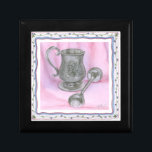 Heirloom Cup & Rattle on Paarse Achtergrond Cadeaudoosje<br><div class="desc">Een heriloom beker zit naast een baby ratel in dit werk van Tara Friel. Een figuur van een teddybeer wordt in het uiteinde van de ratel gesneden,  en er zijn ingewikkelde florale patronen aan de zijkanten van de beker. Een geweldig stuk,  zet dit vandaag op je muur!</div>