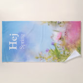 Hej Spring, natural wildflowers under a blue sky Strandlaken (Voorkant)