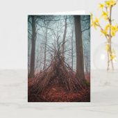 Hekhuis in het bos met mist kaart (Gele Bloem)