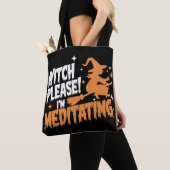 Heks Alsjeblieft, ik ben Halloween aan het mediter Tote Bag (Dichtbij)