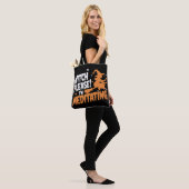 Heks Alsjeblieft, ik ben Halloween aan het mediter Tote Bag (Op model)