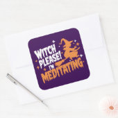 Heks Alsjeblieft, ik ben Halloween aan het mediter Vierkante Sticker (Envelop)