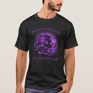 Heks die op bezems rijdt op een donkere woestijnsn t-shirt