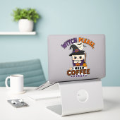 Heks, eerst koffie, alsjeblieft, grappige Hallowee Sticker (Laptop op bureau)