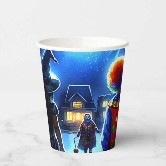 Heks en Clown kijken naar een Monster Halloween Papieren Bekers (Links)