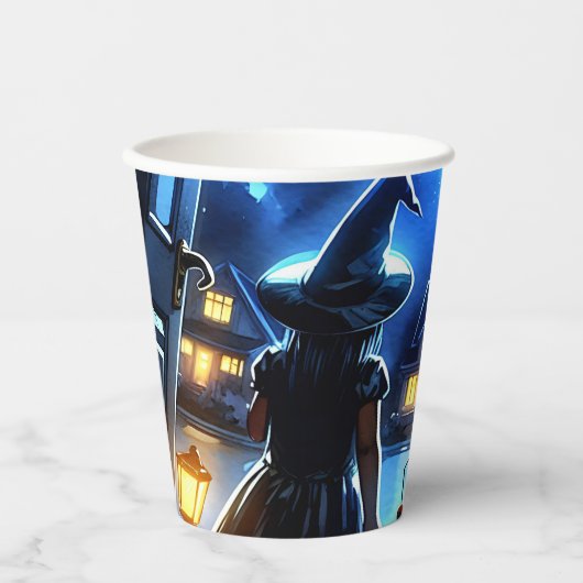 Heks en Clown kijken naar een Monster Halloween Papieren Bekers (Voorkant)