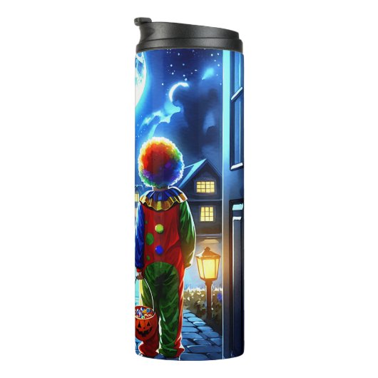 Heks en Clown kijken naar een Monster Halloween Thermosbeker (Geroteerd rechts)