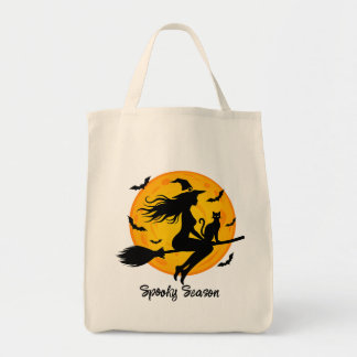 Heks en zwarte kat vliegen over volle maan tote bag