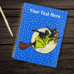 Heks Holding Pet Vliegen op bezem Voorbij Volle Ma Planner<br><div class="desc">Deze planner heeft een leuke heks in heldergroene jurk die haar zwarte pet vasthoudt terwijl ze op een bezem vliegt met een zwarte kat op haar rug langs een volle maan op een blauwe nachtelijke hemelachtergrond bedekt met sterretjes. Pas jouw tekst aan de voorzijde aan met de sjabloon.</div>