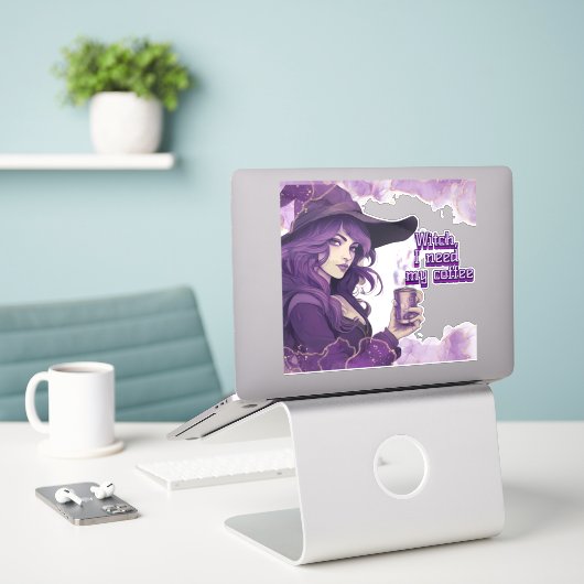 Heks, ik heb mijn koffie nodig sticker (Laptop op bureau)