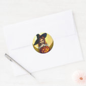 Heks Kind met een Jack-o-lantaarn Ronde Sticker (Envelop)