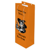 Heks met giffles in de hand wijn cadeautas (Voorkant Gekanteld)