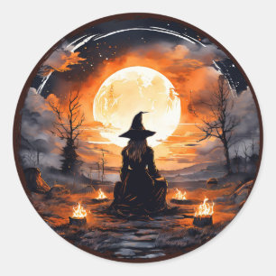 Heks met kaarsen en vuur - Wicca Halloween 2 Ronde Sticker