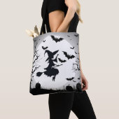 Heks met vleermuizen grappig halloween thema tote bag (Dichtbij)