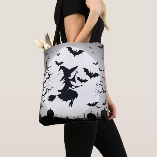 Heks met vleermuizen grappig halloween thema tote bag (Dichtbij)