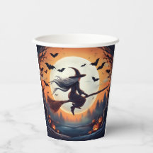 Heks op een bezemsteel in het maanlicht met vleerm