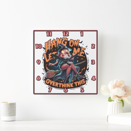 Heks overweegt op een bezemsteel in de schemering vierkante klok (Huis)