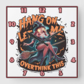 Heks overweegt op een bezemsteel in de schemering vierkante klok (Voorkant)