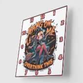 Heks overweegt op een bezemsteel in de schemering vierkante klok (Hoek)