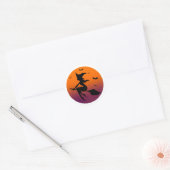 Heks silhouet in oranje maan ronde sticker (Envelop)