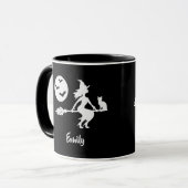 Heks vliegen op een bezem zwart-wit met naam mok (Voorkant links)