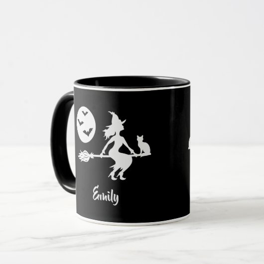 Heks vliegen op een bezem zwart-wit met naam mok (Voorkant links)