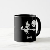 Heks vliegen op een bezem zwart-wit met naam mok (Voorkant rechts)