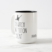 Heks Vliegt Niet op Decaf | Grappige Halloween  Tweekleurige Koffiemok (Voorkant links)