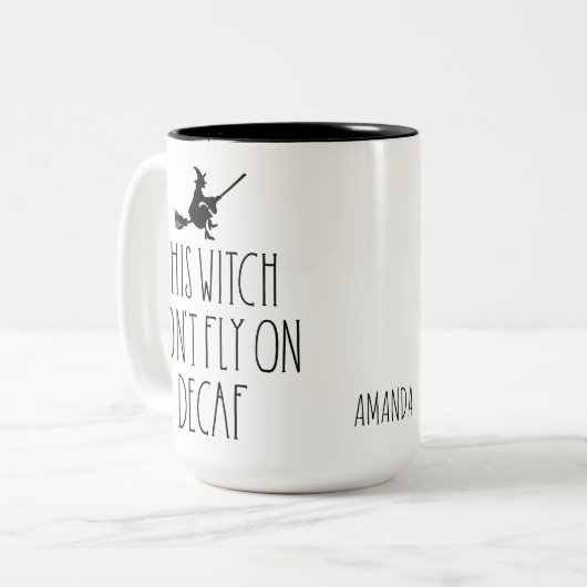 Heks Vliegt Niet op Decaf | Grappige Halloween  Tweekleurige Koffiemok (Voorkant links)