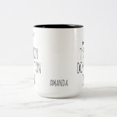 Heks Vliegt Niet op Decaf | Grappige Halloween  Tweekleurige Koffiemok (Center)