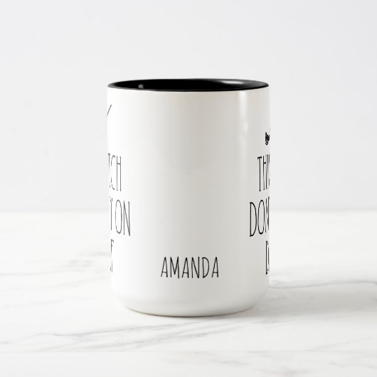 Heks Vliegt Niet op Decaf | Grappige Halloween  Tweekleurige Koffiemok (Center)