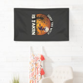 Heks Wordt Genomen Bezem Boom Kerkhof Halloween_1 Spandoek (Insitu)