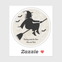 heks zweeft onder de sterren