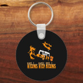 Heksen Met Hitches Camping Fun Halloween Sleutelhanger (Voorkant)