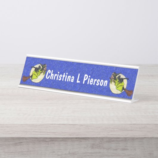 Heksen op bezems vliegen langs maan katten blauw bureau naambordje (Voorkant)