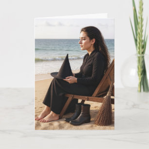Heksen op Halloween zitten op een strandstoel Kaart