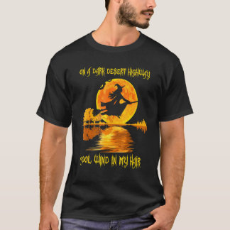 Heksen spelen op een donkere woestijnbank t-shirt