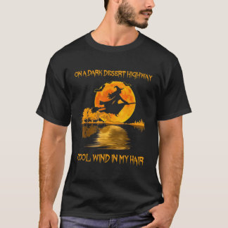 Heksen spelen op een donkere woestijnbank t-shirt