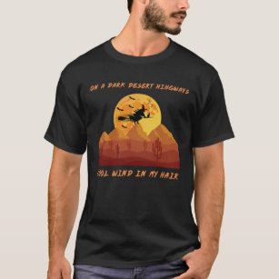 Heksen spelen op een donkere woestijnsnelweg T - s T-shirt