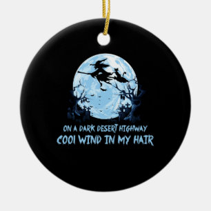 Heksen spelen op een donkere woestijnweg keramisch ornament