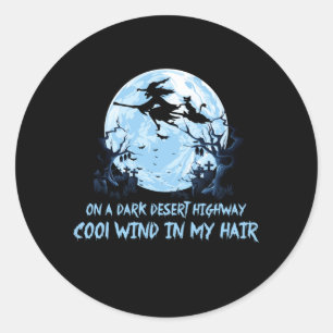 Heksen spelen op een donkere woestijnweg ronde sticker
