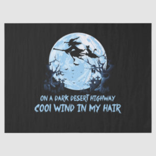 Heksen spelen op een donkere woestijnweg tissuepapier